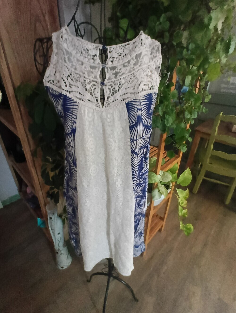 Lace-Panel White and Blue Summer Dress - Picture 9 of 9